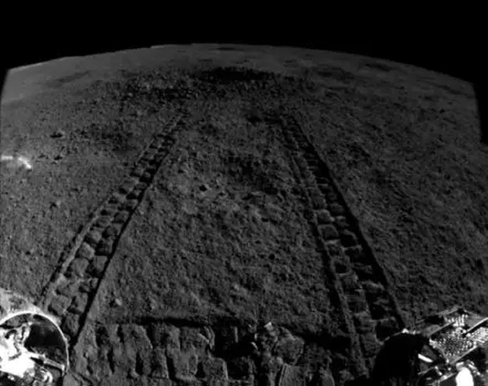 Китайският лунен роувър Юту 2 Yutu 2 се срещна със странна мистерия