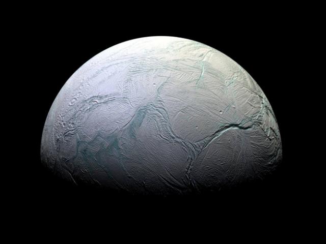 Водата на луната на Сатурн Енцелад съдържа органични съединения –