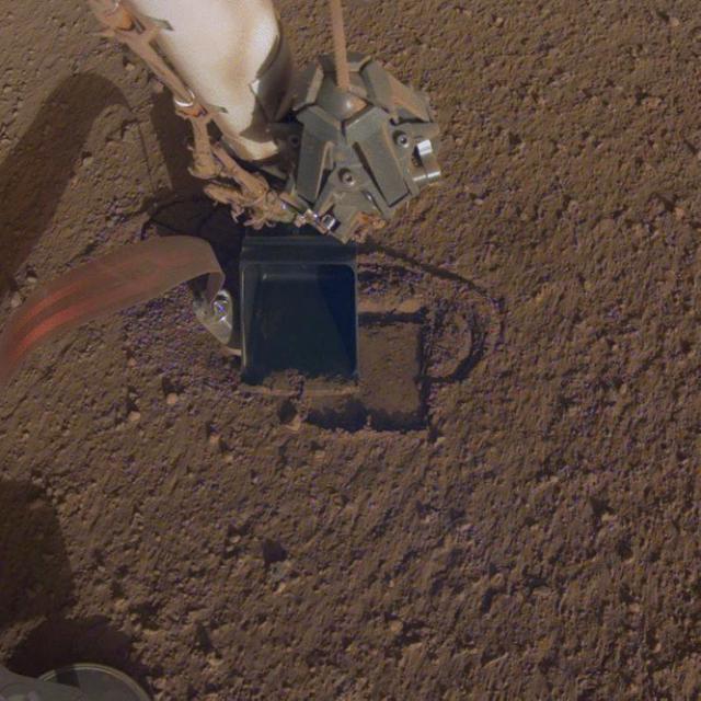 Кацналият на Марс апарат на НАСА отново прави сондажи на