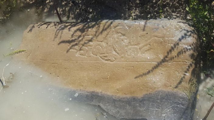 Загадъчен камък със странни надписи доведе до откриването на изгубено