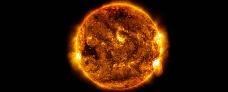 Слънцето изхвърли нишки от плазма от активно слънчево петно отваряйки