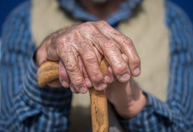 Хората живеят по дълго от всякога Но наред с увеличената продължителност