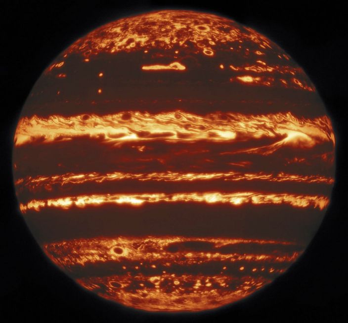 Нови снимки на Юпитер разкриват бурното време на планетата заснето
