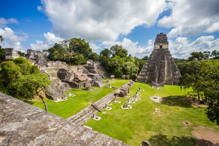 Руините на Тикал градът на маите в Гватемала са изоставени