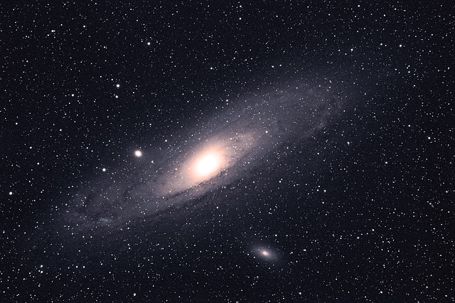 Съседната ни галактика Андромеда е заобиколена от обширен и почти