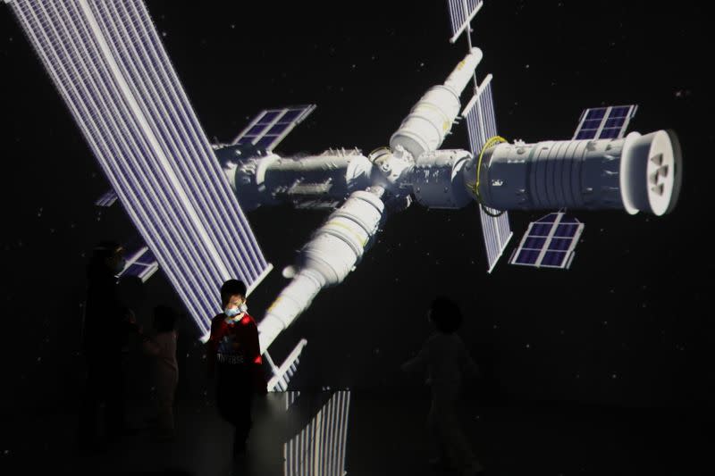 Автоматизиран космически кораб се скачи с новата китайска космическа станция