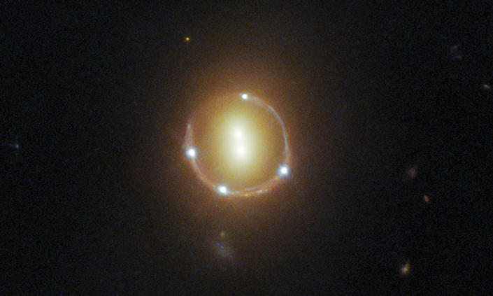 Нова фотография от телескопа Хъбъл показва зашеметяващ Пръстен на Айнщайн“,