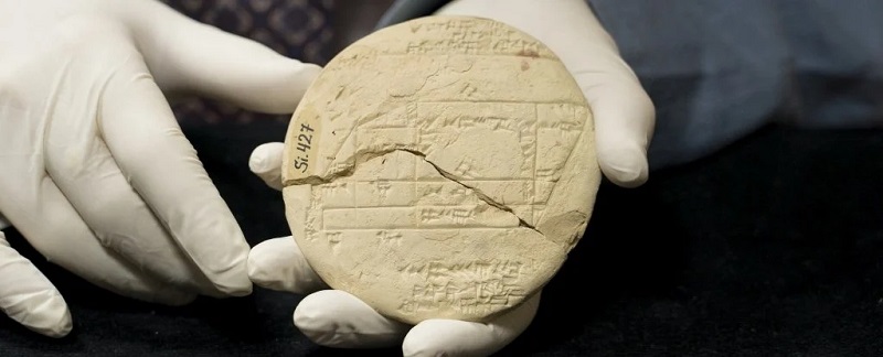 Древен фрагмент от глинена плоча датирана от преди 3700 години