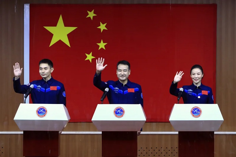 Китай се готви да изпрати трима астронавти, които да живеят