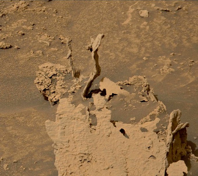 НАСА продължава да открива странни неща при изследване на Марс