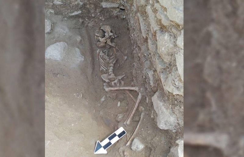 1550 годишно вампирско погребение на дете с камък пъхнат в устата
