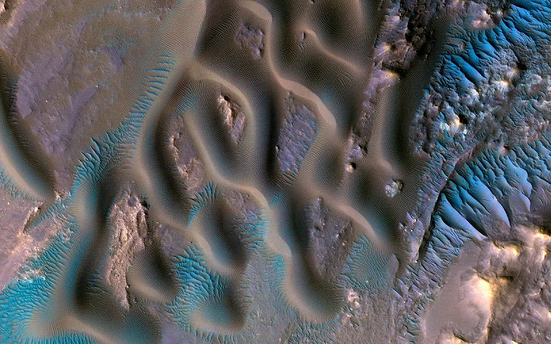 Това, което изглежда като вълни от син пясък, изпълващи марсианския