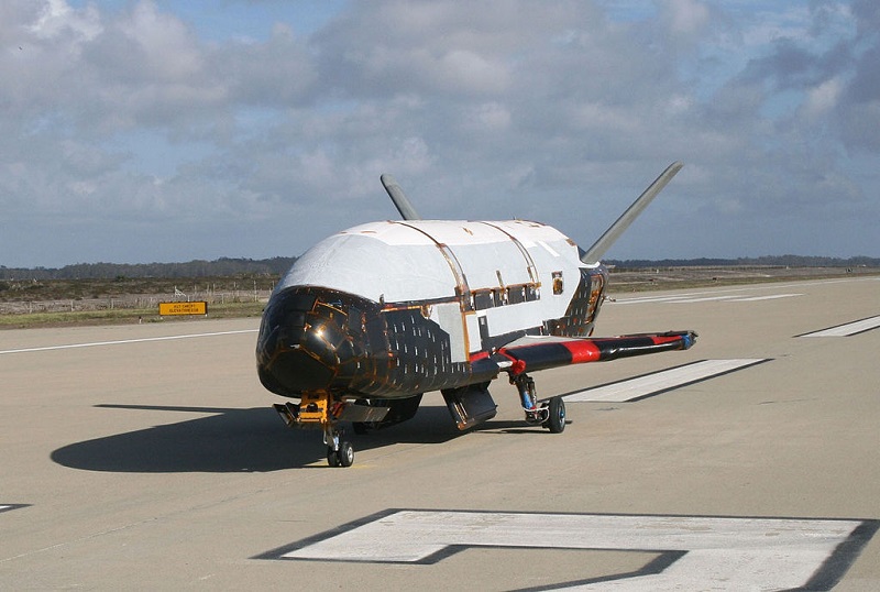 Космическият самолет X-37B построен от Боинг за американските космически сили,