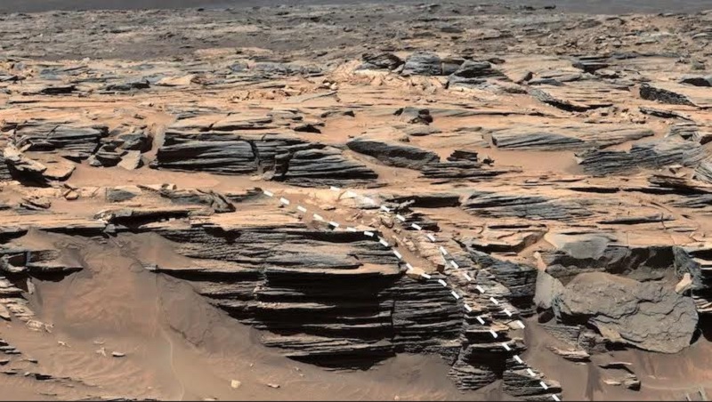 Древно, пресъхнало езерно дъно на Марс вероятно гъмжи от скъпоценни