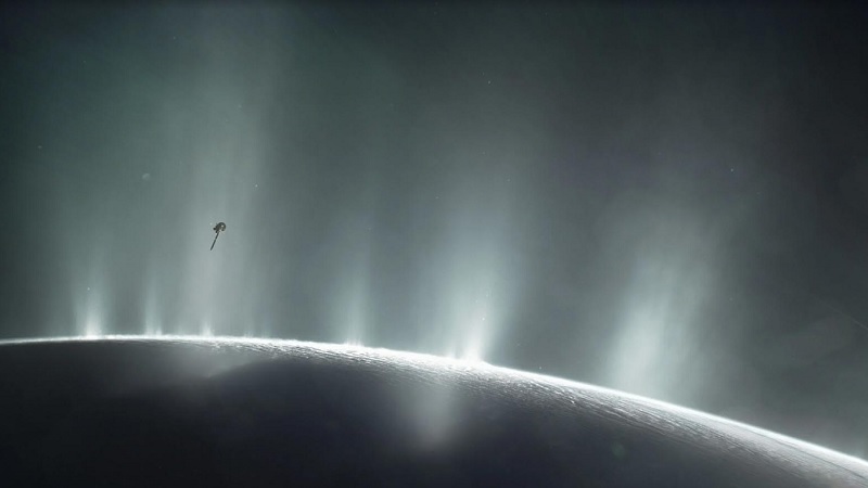 Учени уловиха ледената луна на Сатурн Енцелад да пръска огромна