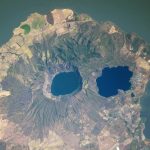 Вулканични очи гледат към Космоса от наподобяващ череп полуостров