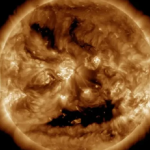 На Слънцето се появи зловеща усмивка: Поток от заредени частици се насочи към Земята