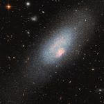 Компактна и ярка: Hubble снима блестяща синя галактика